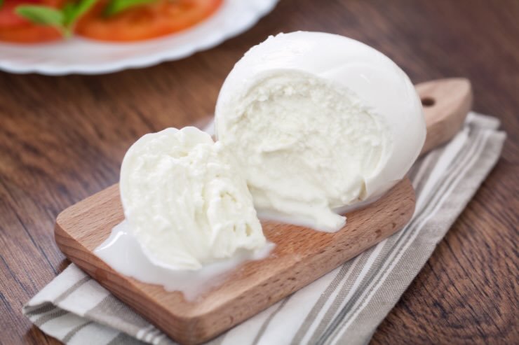 mozzarella di bufala su tagliere 