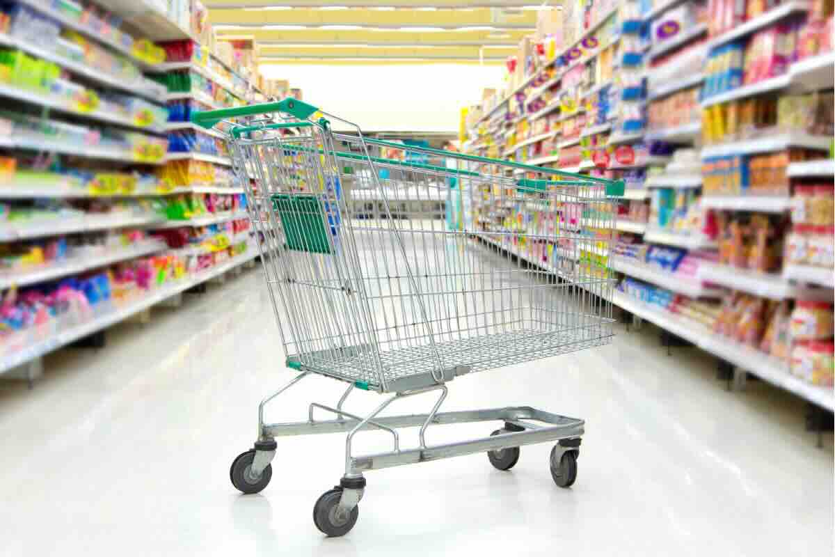 carrello fra gli scaffali del supermercato