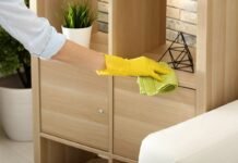 persona che pulisce mobile