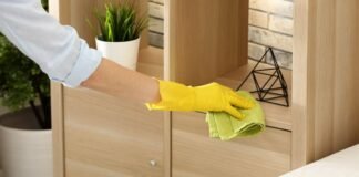 persona che pulisce mobile