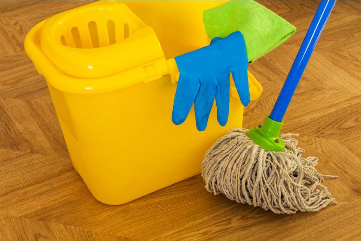mocio, secchio e guanti per pulizie