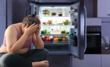 frigorifero aperto donna triste