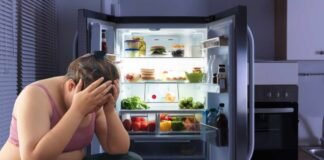 frigorifero aperto donna triste