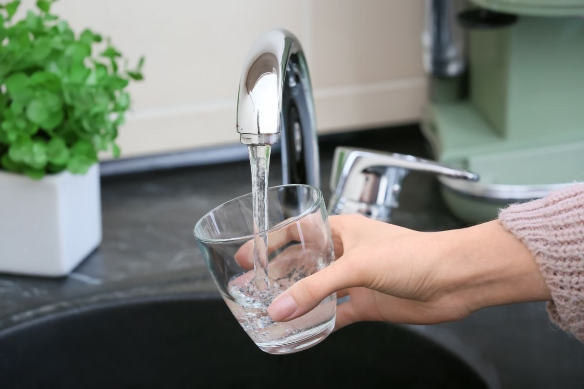 bicchiere d'acqua riempito dal rubinetto e grafica 4 ore