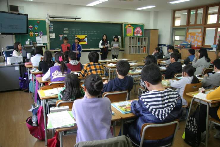 aula di scuola piena di studenti