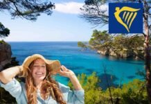 sfondo di mare e vegetazione, donna con cappello, logo ryanair