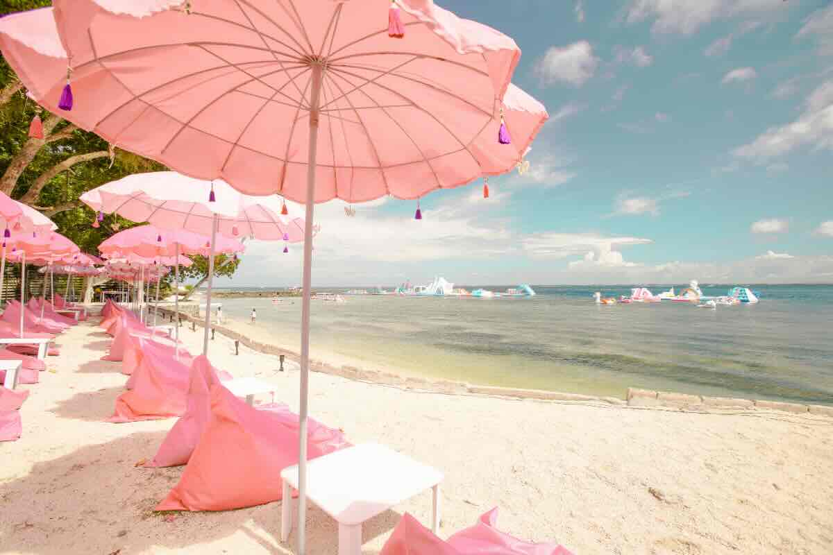 ombrelloni rosa, spiaggia di sabbia