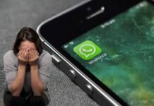 Stop a WhatsApp, interruzione del supporto: è la fine di un’epoca smartphone con icona whatsapp e donna che piange