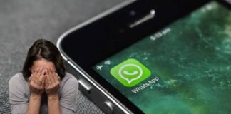 smartphone con icona whatsapp e donna che piange