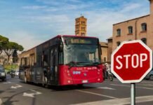 bus rosso, strade di roma, segnale di stop