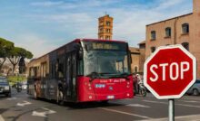 bus rosso, strade di roma, segnale di stop