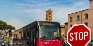 bus rosso, strade di roma, segnale di stop