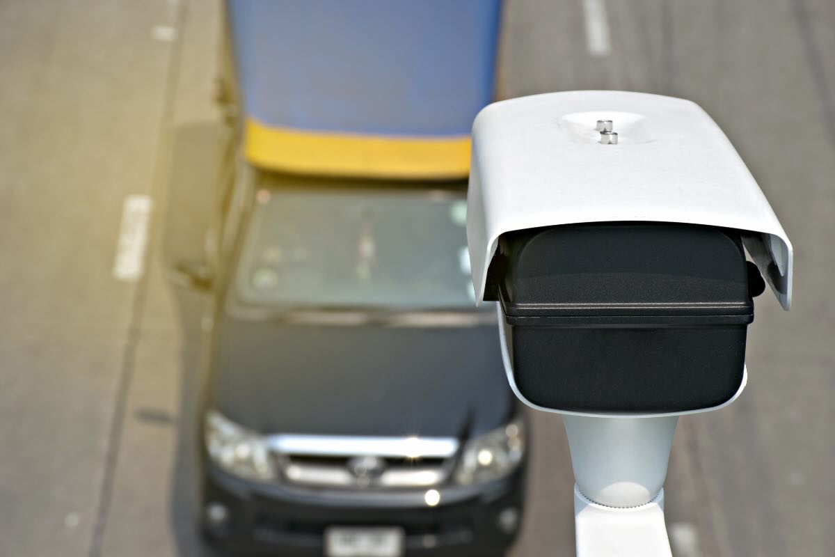 autovelox e auto nera e gialla