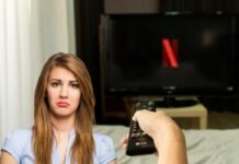 Netflix, tempo scaduto: arriva la rimozione improvvisa schermo tv nero con logo netflix e dona triste