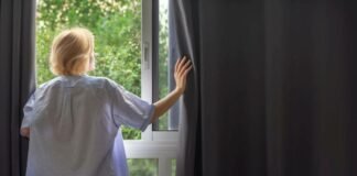 donna che apre tenda