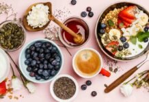 mirtilli, bowl di yogurt, cereali e frutta