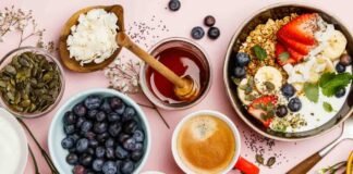 Dieta e colazione: alimenti falsamente “fit” e tutti i miti da sfatare mirtilli, bowl di yogurt, cereali e frutta
