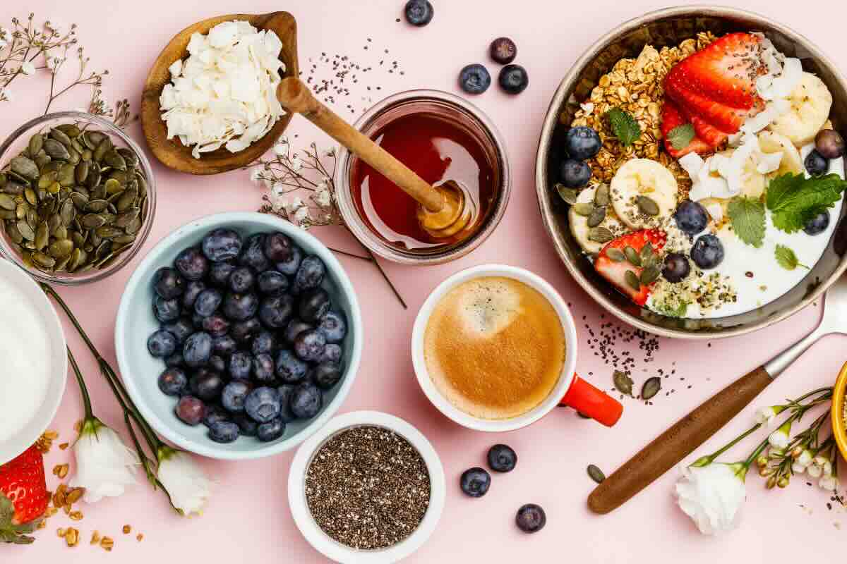 mirtilli, bowl di yogurt, cereali e frutta