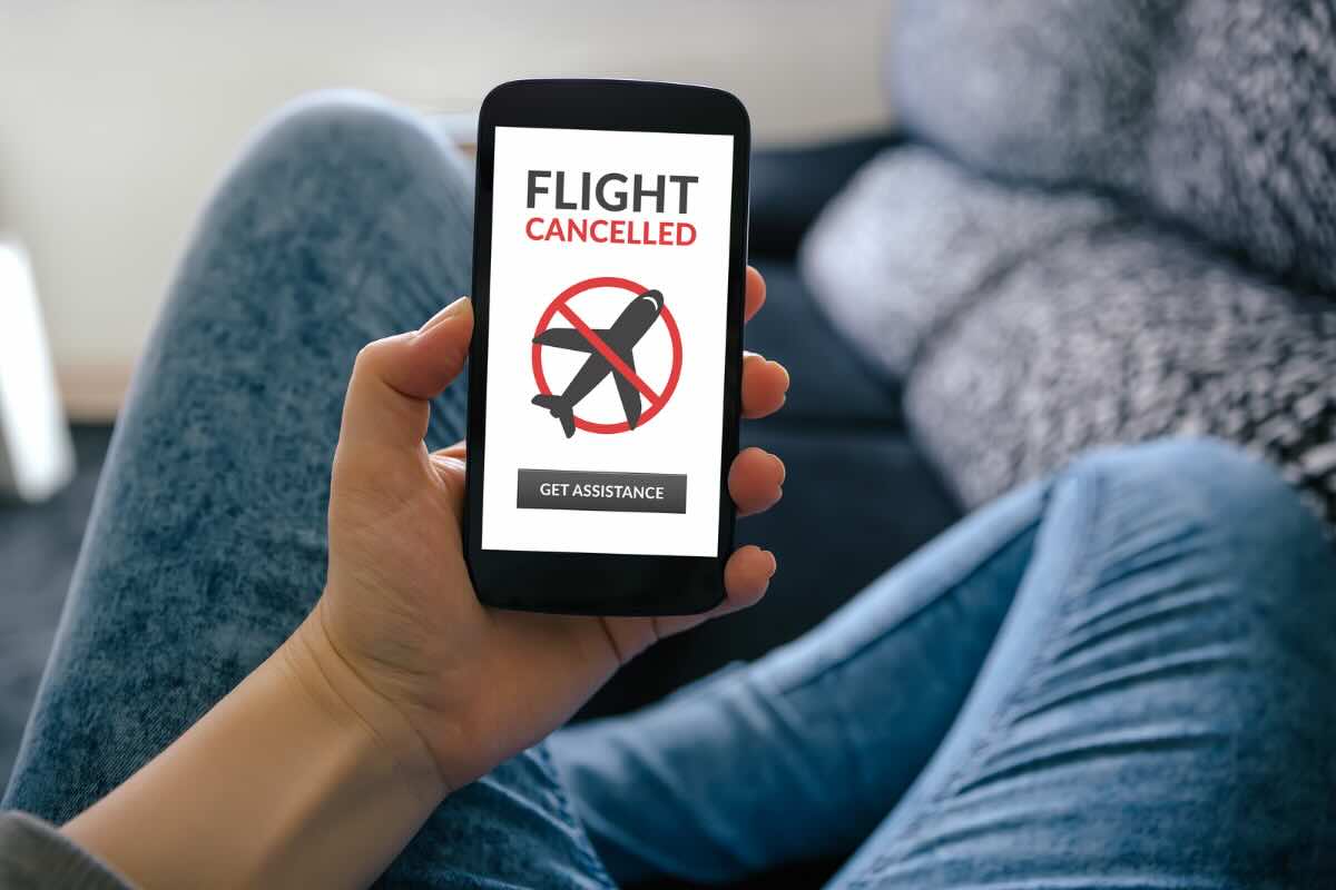 smartphone con volo aereo cancellato