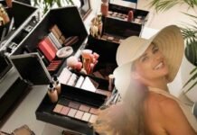 3 trucchi da tenere sempre nel beauty da portare in vacanza: al mare sì, ma sempre con stile donna sorridente con grosso capello e una serie di trucchi alle sue spalle