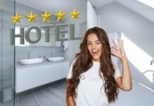 Il trucco che usano negli hotel per far apparire nuovi i sanitari datati: vedrai subito la differenza bagno, donna che fa ok e scritta hotel 5 stelle