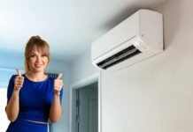 Condizionatore, il trucco per una bolletta low cost: così può rimanere quasi sempre acceso donna con pollici in su e condizionatore