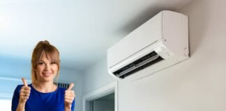 donna con pollici in su e condizionatore