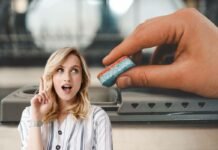 donna con idea e mano che mantiene una pasticca per lavasoviglie