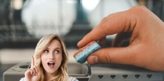 donna con idea e mano che mantiene una pasticca per lavasoviglie