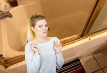 La vasca da bagno è completamente rovinata? Con questo trucco sembrerà nuovissima donna disgusta da una vasca da bagno molto sporca