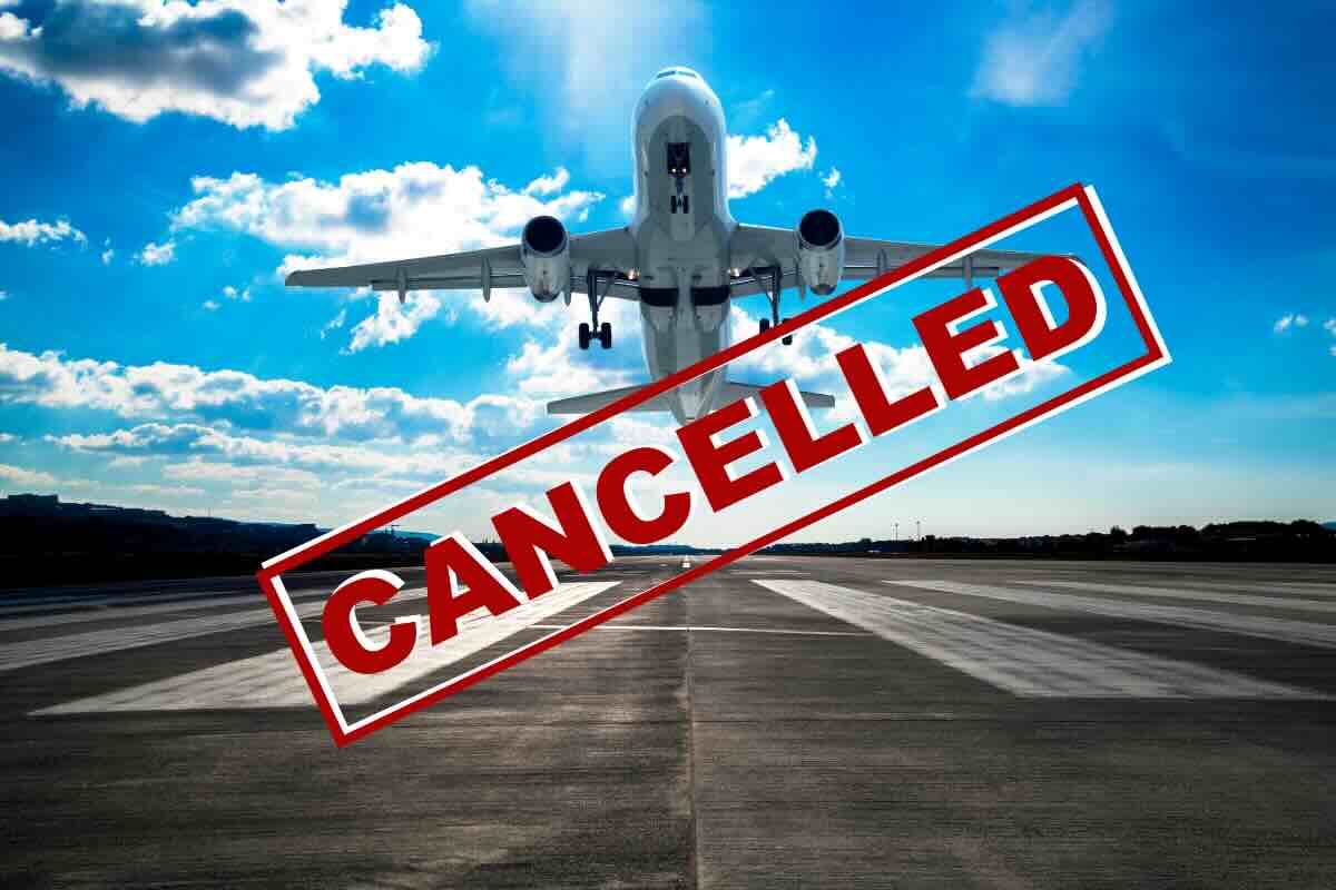 aereo con scritta "cancellato" in inglese