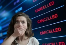 donna sconvolta, voli cancellati