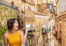vista delle case di centuripe con donna felice e 50 euro
