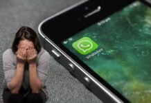 smartphone con whatsapp donna che piange