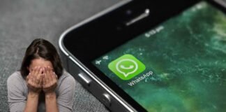 smartphone con whatsapp donna che piange