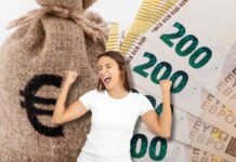 donna felice con sacco con euro e banconote da 200 euro