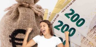 donna felice con sacco con euro e banconote da 200 euro