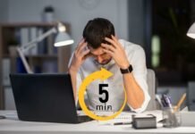 uomo esausto e timer 5 minuti