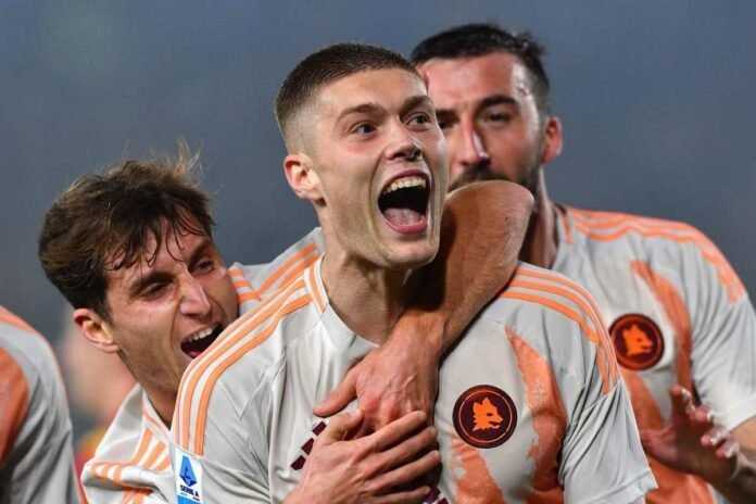 Artem Dovbyk esulta dopo un gol