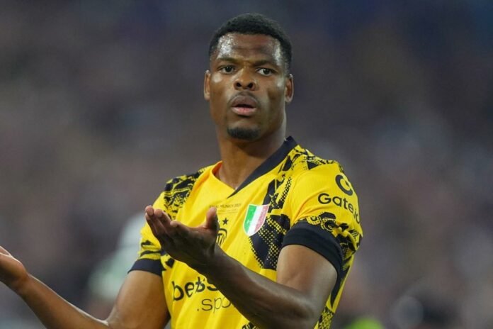 Denzel Dumfries perplesso in campo