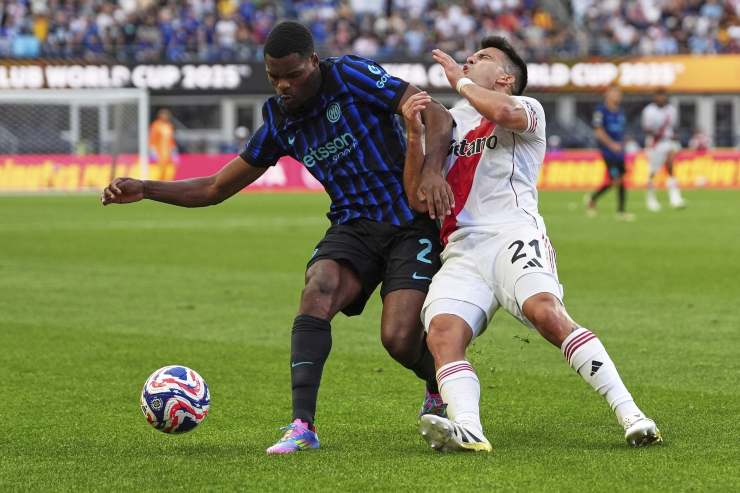Denzel Dumfries perplesso in campo in azione col River Plate