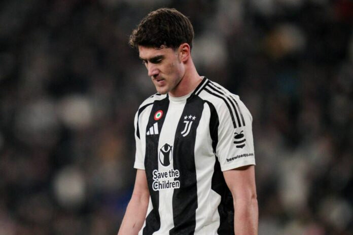 Dusan Vlahovic sconsolato in campo