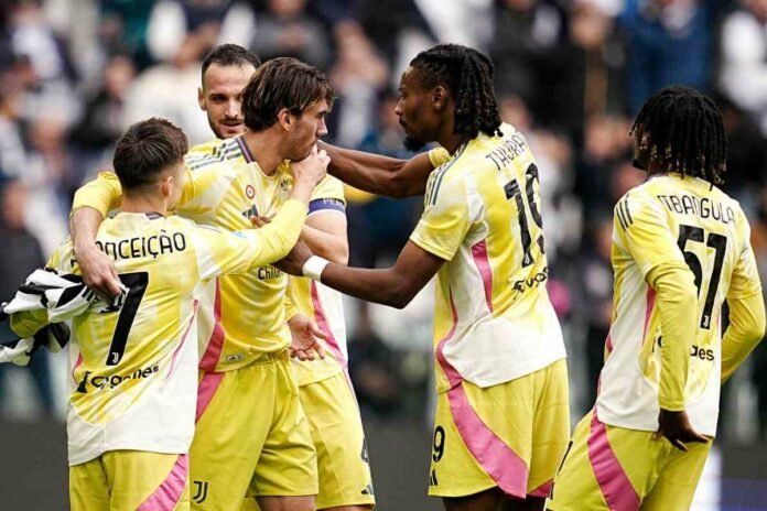 Dusan Vlahovic abbracciato dai compagni