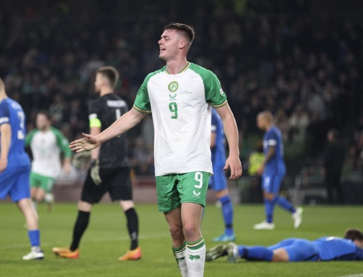 Evan Ferguson esulta con la maglia dell'Irlanda