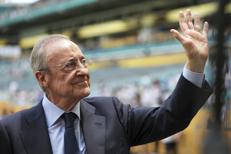 Florentino Perez saluta il pubblico