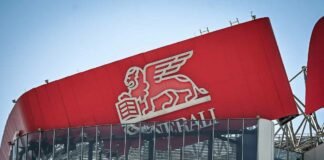 Crollano i titoloni delle brigate caldo ▷ “E questi dovrebbero essere i controllori degli altri?” 30/06/2025 Milano, Piazza Tre Torri. CityLife, Insegna di Generali sul grattacielo Hadid si inclina e rischia di cadere, fermata metro chiusa e piazza transennata