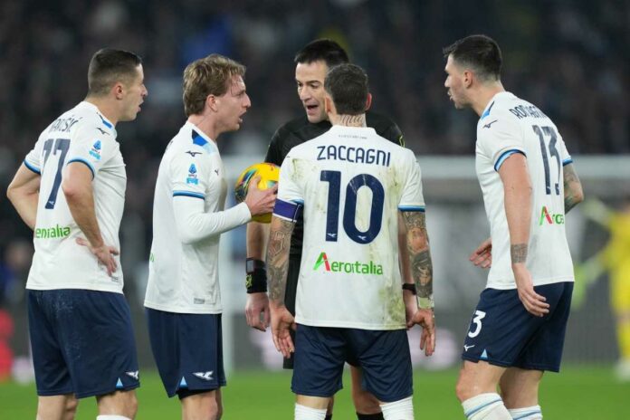 Giocatori della Lazio protestano con l'arbitro