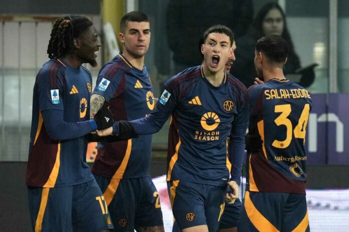 Giocatori della Roma esultano dopo un gol