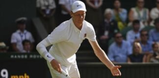Sinner, colpo di scena nella classifica ATP: pessime notizie Jannik Sinner a terra dopo uno scambio a Wimbledon