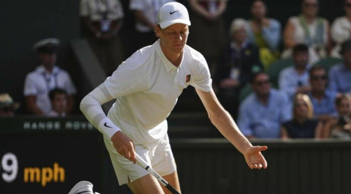 Jannik Sinner a terra dopo uno scambio a Wimbledon